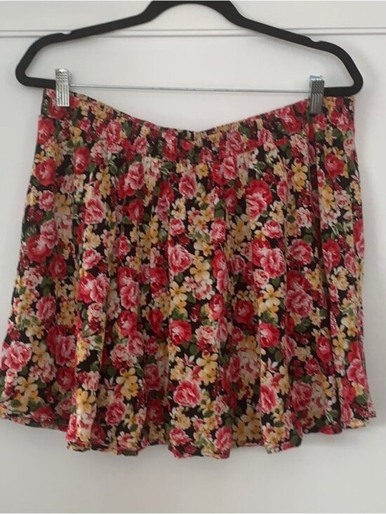 Dresses & Skirts - Short Floral Skirt 🌺
